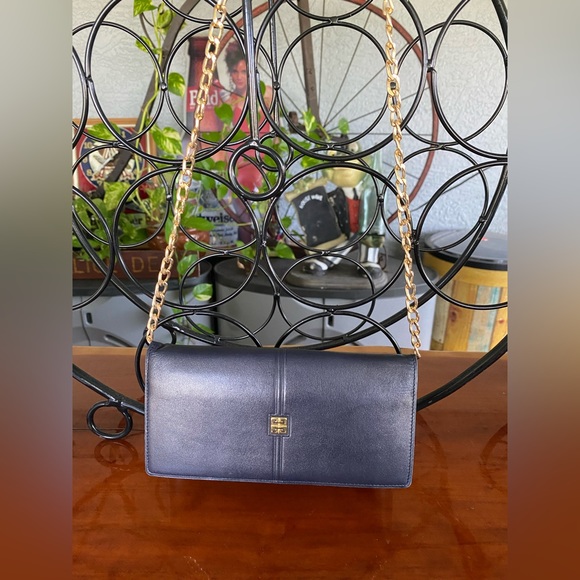 Givency Beautiful Leather Wallet with Box,Dustbag and paperwork - Picture 15 of 16